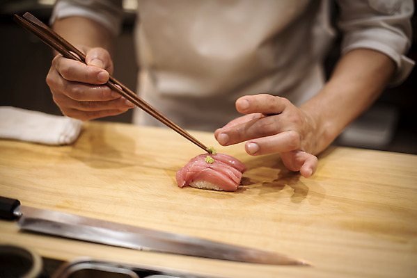 포토 JPG 남자 40대 중년 젓가락 실내 한명 서기 상반신 앞모습 초밥 한국인 신선 만들기 식칼 일식요리사 일식집 참치회 일본음식 중년남자한명만 오마카세 참치초밥 국내포토 1 음식 뷰포인트 모션 주방용품 수저 사람 동양인 성인 내부 식당 요리사 생선회 남자한명만 중년남자만 파일형식