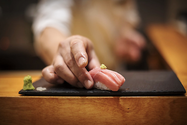 포토 JPG 손 실내 서기 아웃포커스 신체부위 초밥 신선 잡기 일식요리사 일식집 참치회 일본음식 돌접시 오마카세 참치초밥 국내포토 접시 음식 모션 촬영기법 사람 내부 식당 요리사 생선회 파일형식