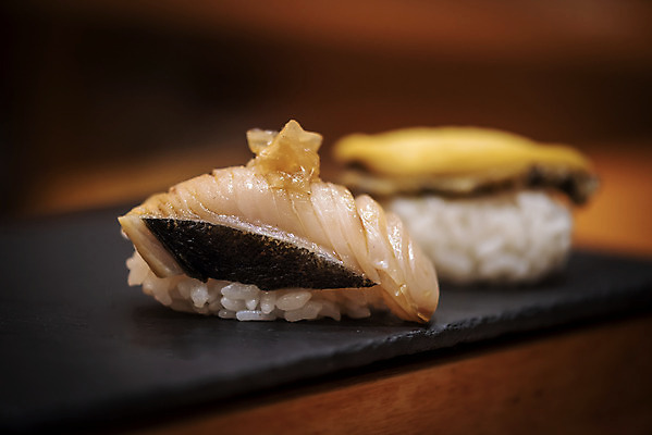 포토 JPG 실내 근접촬영 사람없음 아웃포커스 초밥 신선 일식집 청어 일본음식 돌접시 오마카세 국내포토 접시 음식 뷰포인트 촬영기법 어류 내부 식당 파일형식