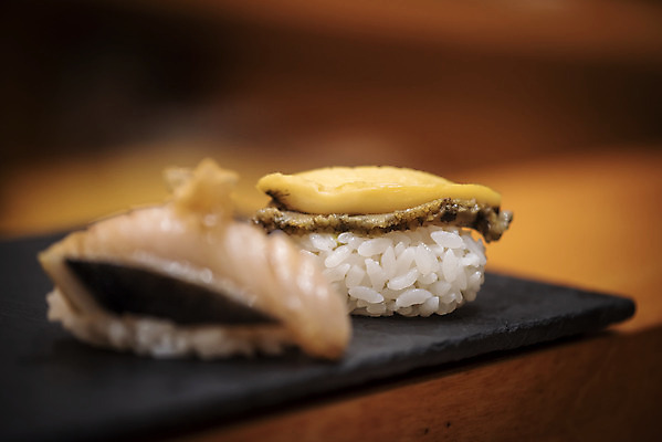 포토 JPG 실내 근접촬영 사람없음 아웃포커스 초밥 신선 전복 일식집 일본음식 돌접시 오마카세 국내포토 접시 음식 뷰포인트 어패류 촬영기법 내부 식당 파일형식