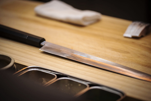 포토 JPG 주방용품 실내 사람없음 아웃포커스 식칼 나무도마 일식집 일본음식 오마카세 국내포토 음식 생활용품 도마 촬영기법 내부 목재 식당 파일형식