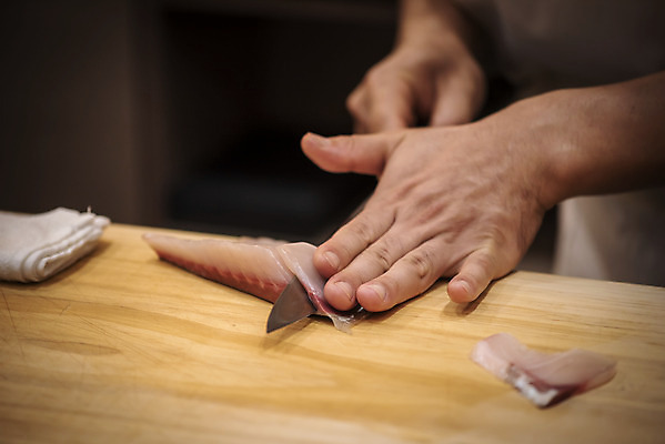 포토 JPG 손 실내 신체부위 회 신선 자르기 식칼 손질 일식요리사 일식집 일본음식 오마카세 국내포토 음식 모션 주방용품 사람 내부 식당 요리사 파일형식