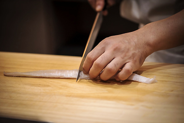 포토 JPG 손 실내 신체부위 회 신선 식칼 손질 일식요리사 일식집 일본음식 오마카세 국내포토 음식 주방용품 사람 내부 식당 요리사 파일형식