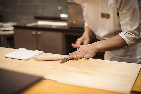포토 JPG 남자 40대 중년 실내 한명 서기 상반신 옆모습 주방 한국인 회 신선 식칼 손질 일식요리사 일식집 일본음식 중년남자한명만 오마카세 국내포토 1 음식 뷰포인트 모션 주방용품 사람 동양인 성인 내부 식당 요리사 남자한명만 중년남자만 파일형식