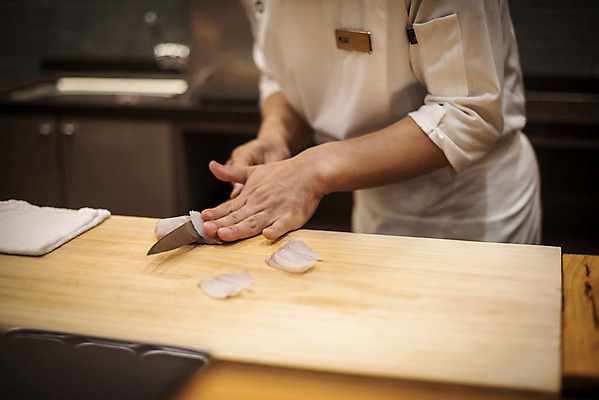 포토 JPG 남자 40대 중년 실내 한명 서기 상반신 옆모습 한국인 회 신선 자르기 식칼 손질 일식요리사 일식집 일본음식 중년남자한명만 오마카세 국내포토 1 음식 뷰포인트 모션 주방용품 사람 동양인 성인 내부 식당 요리사 남자한명만 중년남자만 파일형식