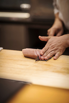 포토 JPG 손 실내 서기 아웃포커스 신체부위 회 신선 자르기 식칼 손질 일식요리사 일식집 일본음식 오마카세 국내포토 음식 모션 주방용품 촬영기법 사람 내부 식당 요리사 파일형식
