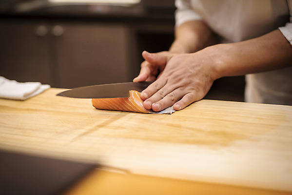 포토 JPG 남자 40대 중년 실내 한명 서기 상반신 옆모습 한국인 신선 자르기 연어 식칼 손질 일식요리사 일식집 일본음식 중년남자한명만 오마카세 국내포토 1 음식 뷰포인트 모션 주방용품 어류 사람 동양인 성인 내부 식당 요리사 남자한명만 중년남자만 파일형식