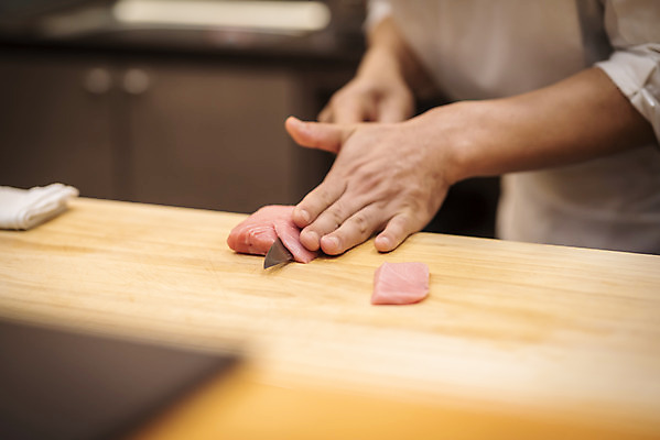 포토 JPG 남자 40대 중년 실내 한명 서기 상반신 옆모습 한국인 회 신선 자르기 식칼 손질 일식요리사 일식집 일본음식 중년남자한명만 오마카세 국내포토 1 음식 뷰포인트 모션 주방용품 사람 동양인 성인 내부 식당 요리사 남자한명만 중년남자만 파일형식