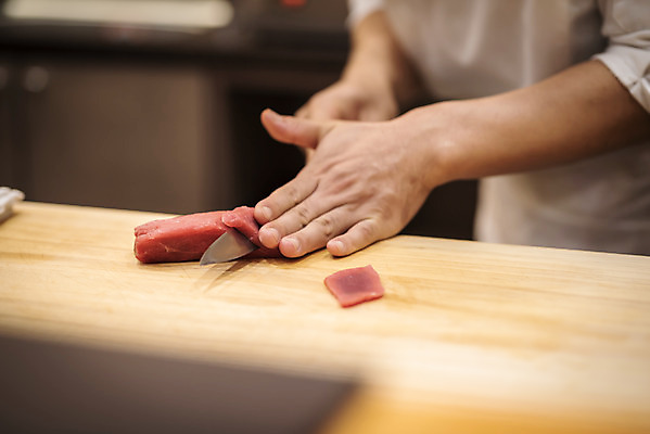 포토 JPG 남자 40대 중년 실내 한명 서기 상반신 옆모습 한국인 신선 자르기 참치 식칼 손질 일식요리사 일식집 일본음식 중년남자한명만 오마카세 국내포토 1 음식 뷰포인트 모션 주방용품 어류 사람 동양인 성인 내부 식당 요리사 남자한명만 중년남자만 파일형식