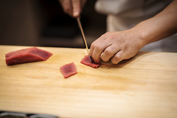 포토 JPG 손 실내 앞모습 신체부위 회 하반신 신선 자르기 참치 식칼 손질 일식요리사 일식집 일본음식 오마카세 국내포토 음식 뷰포인트 모션 주방용품 어류 사람 내부 식당 요리사 파일형식