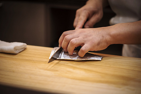 포토 JPG 손 실내 신체부위 회 신선 자르기 식칼 손질 일식요리사 일식집 일본음식 오마카세 국내포토 음식 모션 주방용품 사람 내부 식당 요리사 파일형식