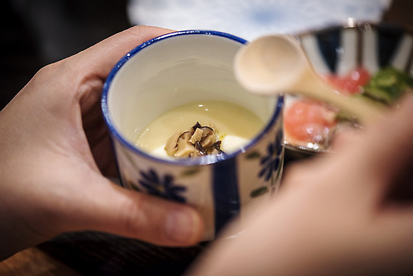 포토 JPG 접시 손 실내 들기 신체부위 숟가락 신선 소프트포커스 계란찜 일식집 일본음식 오마카세 국내포토 식기 음식 모션 촬영기법 수저 사람 내부 식당 계란요리 찜 파일형식