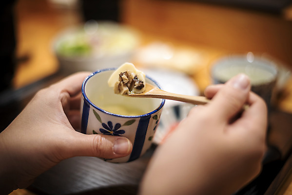 포토 JPG 접시 손 실내 들기 아웃포커스 신체부위 숟가락 신선 계란찜 일식집 일본음식 오마카세 국내포토 식기 음식 모션 촬영기법 수저 사람 내부 식당 계란요리 찜 파일형식