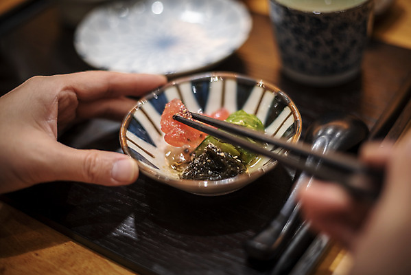 포토 JPG 접시 손 젓가락 실내 들기 신체부위 신선 소프트포커스 일식집 젓가락질 일본음식 오마카세 국내포토 식기 음식 모션 촬영기법 수저 사람 손짓 내부 식당 파일형식