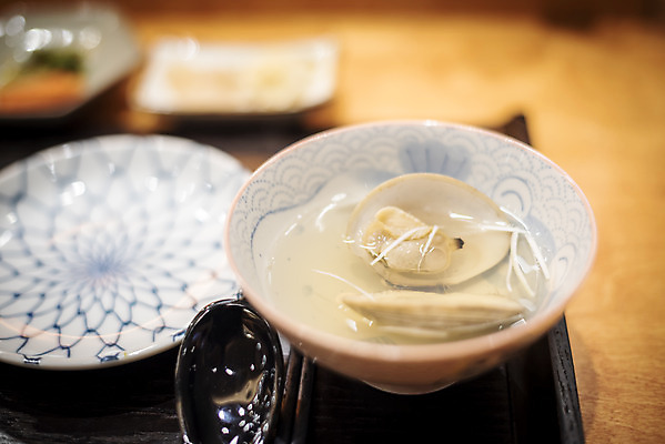 포토 JPG 그릇 접시 조개 실내 근접촬영 사람없음 아웃포커스 신선 일식집 조개국 일본음식 오마카세 국내포토 식기 음식 뷰포인트 어패류 촬영기법 내부 식당 국물 파일형식