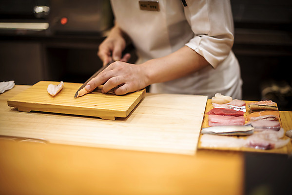 포토 JPG 남자 40대 중년 실내 한명 서기 상반신 옆모습 한국인 회 신선 자르기 식칼 손질 나무도마 일식요리사 일식집 일본음식 중년남자한명만 오마카세 국내포토 1 음식 뷰포인트 모션 주방용품 도마 사람 동양인 성인 내부 목재 식당 요리사 남자한명만 중년남자만 파일형식