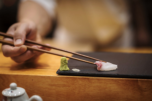 포토 JPG 손 젓가락 실내 서기 아웃포커스 신체부위 회 신선 일식요리사 일식집 젓가락질 일본음식 돌접시 오마카세 국내포토 접시 음식 모션 촬영기법 수저 사람 손짓 내부 식당 요리사 파일형식