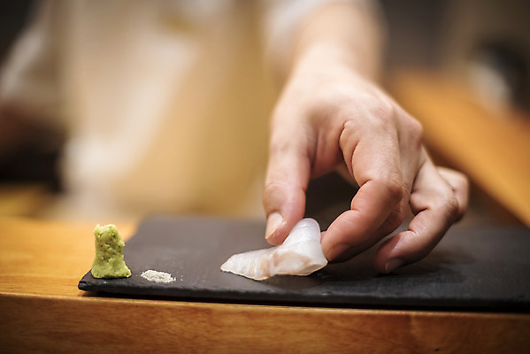 포토 JPG 손 실내 서기 상반신 앞모습 아웃포커스 신체부위 회 신선 잡기 농어 일식요리사 일식집 일본음식 돌접시 오마카세 국내포토 접시 음식 뷰포인트 모션 촬영기법 어류 사람 내부 식당 요리사 파일형식