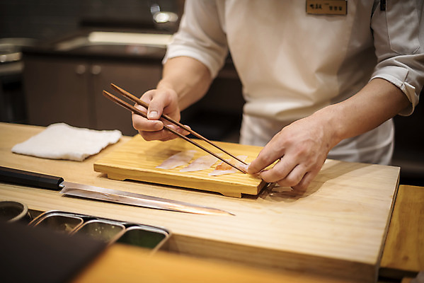 포토 JPG 남자 40대 중년 젓가락 실내 한명 서기 상반신 앞모습 한국인 회 신선 나무도마 일식요리사 일식집 젓가락질 일본음식 중년남자한명만 오마카세 국내포토 1 음식 뷰포인트 모션 도마 수저 사람 동양인 손짓 성인 내부 목재 식당 요리사 남자한명만 중년남자만 파일형식