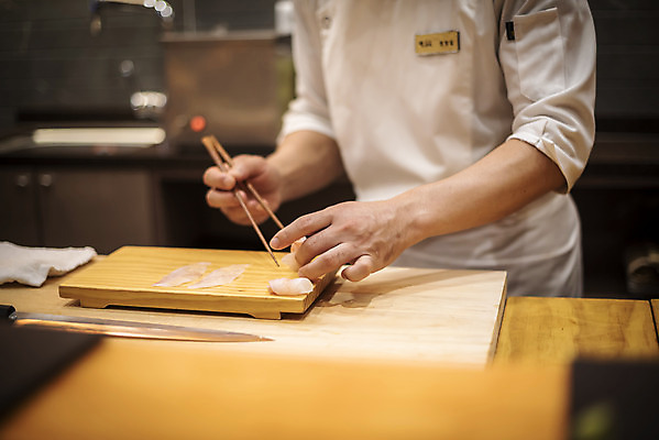 포토 JPG 남자 40대 중년 젓가락 실내 한명 서기 상반신 옆모습 한국인 회 신선 나무도마 일식요리사 일식집 젓가락질 일본음식 중년남자한명만 오마카세 국내포토 1 음식 뷰포인트 모션 도마 수저 사람 동양인 손짓 성인 내부 목재 식당 요리사 남자한명만 중년남자만 파일형식