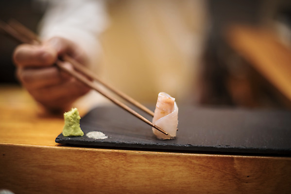 포토 JPG 손 젓가락 실내 서기 아웃포커스 신체부위 회 신선 광어 일식요리사 일식집 젓가락질 일본음식 돌접시 오마카세 국내포토 접시 음식 모션 촬영기법 수저 어류 사람 손짓 내부 식당 요리사 파일형식