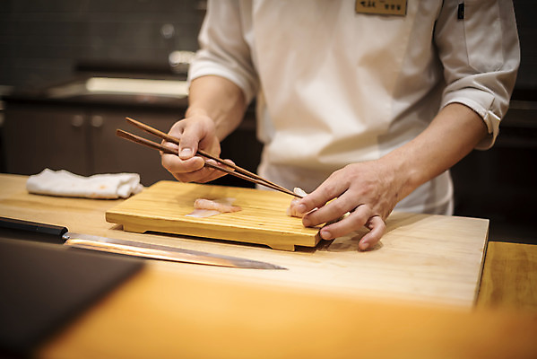 포토 JPG 남자 40대 중년 젓가락 실내 한명 서기 상반신 앞모습 한국인 회 신선 나무도마 일식요리사 일식집 젓가락질 일본음식 중년남자한명만 오마카세 국내포토 1 음식 뷰포인트 모션 도마 수저 사람 동양인 손짓 성인 내부 목재 식당 요리사 남자한명만 중년남자만 파일형식