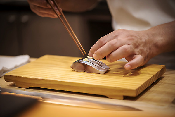 포토 JPG 손 젓가락 실내 서기 상반신 옆모습 신체부위 회 신선 고등어 나무도마 일식요리사 일식집 젓가락질 일본음식 오마카세 국내포토 음식 뷰포인트 모션 도마 수저 어류 사람 손짓 내부 목재 식당 요리사 파일형식