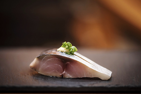 포토 JPG 실내 근접촬영 사람없음 회 신선 고등어 일식집 일본음식 돌접시 오마카세 국내포토 접시 음식 뷰포인트 어류 내부 식당 파일형식