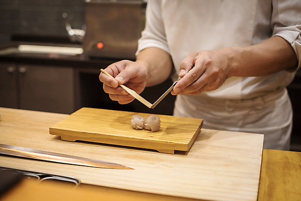 포토 JPG 남자 40대 중년 실내 한명 서기 들기 상반신 앞모습 한국인 회 신선 나무도마 일식요리사 일식집 일본음식 중년남자한명만 오마카세 국내포토 1 음식 뷰포인트 모션 도마 사람 동양인 성인 내부 목재 식당 요리사 남자한명만 중년남자만 파일형식