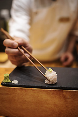포토 JPG 남자 40대 중년 젓가락 실내 한명 서기 상반신 앞모습 아웃포커스 한국인 회 신선 일식요리사 일식집 젓가락질 일본음식 중년남자한명만 돌접시 오마카세 국내포토 1 접시 음식 뷰포인트 모션 촬영기법 수저 사람 동양인 손짓 성인 내부 식당 요리사 남자한명만 중년남자만 파일형식