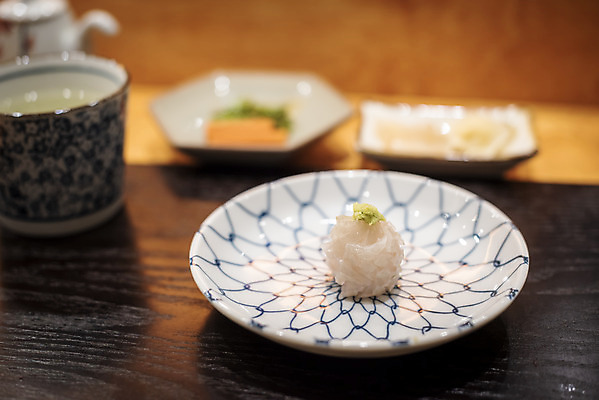 포토 JPG 접시 실내 사람없음 아웃포커스 컵 회 신선 일식집 일본음식 오마카세 국내포토 식기 음식 촬영기법 내부 식당 파일형식