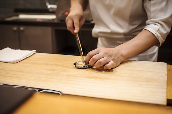 포토 JPG 남자 40대 중년 실내 한명 서기 상반신 옆모습 한국인 신선 자르기 전복 손질 일식요리사 일식집 일본음식 중년남자한명만 오마카세 국내포토 1 음식 뷰포인트 모션 어패류 사람 동양인 성인 내부 식당 요리사 남자한명만 중년남자만 파일형식