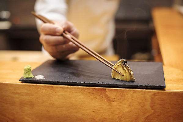 포토 JPG 손 젓가락 실내 서기 상반신 옆모습 신체부위 신선 전복 일식요리사 일식집 젓가락질 일본음식 돌접시 오마카세 국내포토 접시 음식 뷰포인트 모션 어패류 수저 사람 손짓 내부 식당 요리사 파일형식