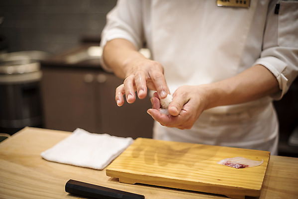 포토 1 음식 뷰포인트 중년 모션 도마 사람 동양인 성인 내부 목재 식당 요리사 일본음식 남자한명만 중년남자만 파일형식 서기 회 신선 일식집 남자 40대 한명 상반신 초밥 한국인 JPG 중년남자한명만 실내 일식요리사 나무도마 만들기 앞모습 오마카세 국내포토