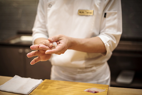 포토 JPG 남자 40대 중년 실내 한명 서기 상반신 앞모습 초밥 한국인 회 신선 만들기 일식요리사 일식집 일본음식 중년남자한명만 오마카세 국내포토 1 음식 뷰포인트 모션 사람 동양인 성인 내부 식당 요리사 남자한명만 중년남자만 파일형식