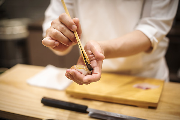 포토 JPG 남자 40대 중년 실내 한명 서기 들기 상반신 앞모습 초밥 한국인 신선 붓 만들기 나무도마 일식요리사 일식집 일본음식 중년남자한명만 오마카세 국내포토 1 음식 뷰포인트 모션 도마 사람 동양인 성인 내부 목재 식당 요리사 남자한명만 중년남자만 파일형식