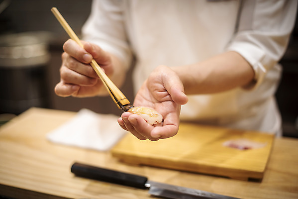포토 JPG 남자 40대 중년 실내 한명 서기 들기 상반신 앞모습 초밥 한국인 회 신선 붓 만들기 나무도마 일식요리사 일식집 일본음식 중년남자한명만 오마카세 국내포토 1 음식 뷰포인트 모션 도마 사람 동양인 성인 내부 목재 식당 요리사 남자한명만 중년남자만 파일형식
