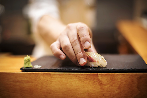 포토 JPG 손 실내 서기 아웃포커스 신체부위 초밥 신선 도미 일식요리사 일식집 일본음식 오마카세 국내포토 음식 모션 촬영기법 어류 사람 내부 식당 요리사 파일형식