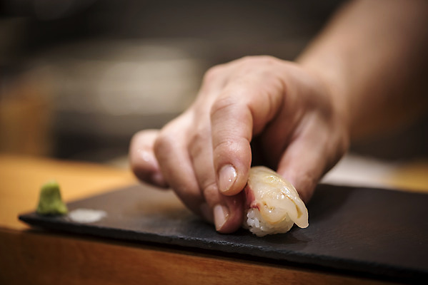 포토 JPG 손 실내 아웃포커스 신체부위 초밥 신선 잡기 일식요리사 일식집 일본음식 돌접시 오마카세 국내포토 접시 음식 모션 촬영기법 사람 내부 식당 요리사 파일형식