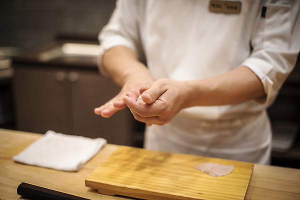 포토 JPG 남자 40대 중년 실내 한명 서기 상반신 앞모습 초밥 한국인 회 신선 만들기 나무도마 일식요리사 일식집 일본음식 중년남자한명만 오마카세 국내포토 1 음식 뷰포인트 모션 도마 사람 동양인 성인 내부 목재 식당 요리사 남자한명만 중년남자만 파일형식