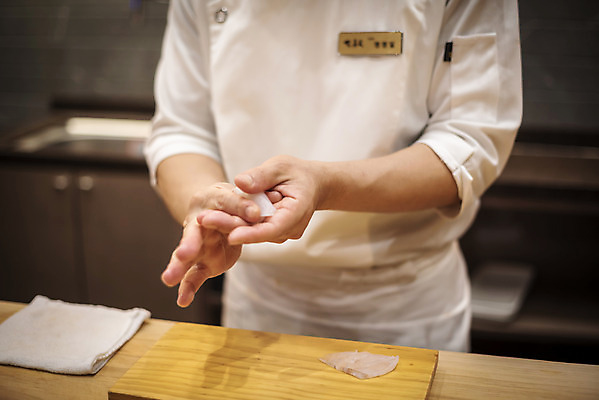 포토 JPG 남자 40대 중년 실내 한명 서기 상반신 앞모습 초밥 한국인 회 신선 만들기 나무도마 일식요리사 일식집 일본음식 중년남자한명만 오마카세 국내포토 1 음식 뷰포인트 모션 도마 사람 동양인 성인 내부 목재 식당 요리사 남자한명만 중년남자만 파일형식