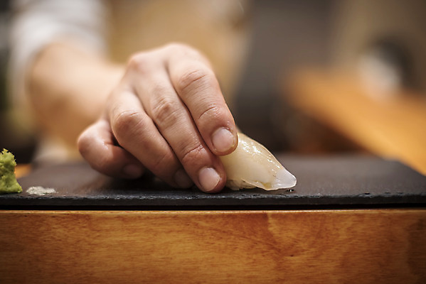 포토 JPG 손 실내 서기 아웃포커스 신체부위 초밥 신선 농어 일식요리사 일식집 일본음식 돌접시 오마카세 국내포토 접시 음식 모션 촬영기법 어류 사람 내부 식당 요리사 파일형식