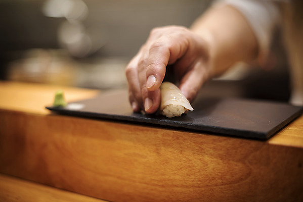 포토 JPG 손 실내 아웃포커스 신체부위 초밥 신선 농어 일식요리사 일식집 일본음식 돌접시 오마카세 국내포토 접시 음식 촬영기법 어류 사람 내부 식당 요리사 파일형식