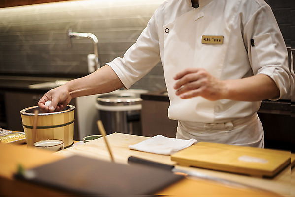 포토 JPG 남자 40대 중년 실내 한명 서기 상반신 옆모습 초밥 한국인 신선 잡기 만들기 나무도마 일식요리사 일식집 일본음식 중년남자한명만 오마카세 국내포토 1 음식 뷰포인트 모션 도마 사람 동양인 성인 내부 목재 식당 요리사 남자한명만 중년남자만 파일형식