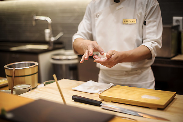 포토 1 음식 뷰포인트 중년 모션 도마 사람 동양인 성인 내부 목재 식당 요리사 일본음식 남자한명만 중년남자만 파일형식 서기 40대 한명 상반신 초밥 한국인 신선 일식집 남자 JPG 중년남자한명만 실내 일식요리사 나무도마 만들기 앞모습 오마카세 국내포토