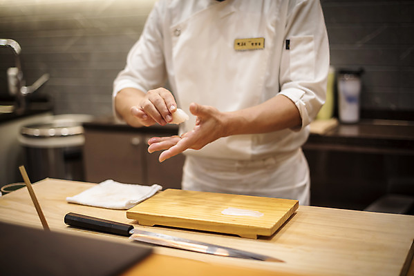 포토 JPG 남자 40대 중년 실내 한명 서기 상반신 앞모습 초밥 한국인 신선 만들기 나무도마 일식요리사 일식집 일본음식 중년남자한명만 오마카세 국내포토 1 음식 뷰포인트 모션 도마 사람 동양인 성인 내부 목재 식당 요리사 남자한명만 중년남자만 파일형식