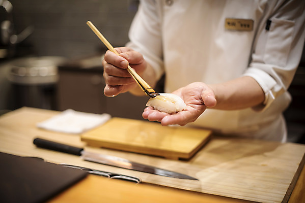 포토 JPG 남자 40대 중년 실내 한명 서기 들기 상반신 앞모습 초밥 한국인 신선 붓 만들기 나무도마 일식요리사 일식집 한치 일본음식 중년남자한명만 오마카세 국내포토 1 음식 뷰포인트 모션 도마 사람 동양인 성인 내부 목재 식당 요리사 오징어 남자한명만 중년남자만 파일형식