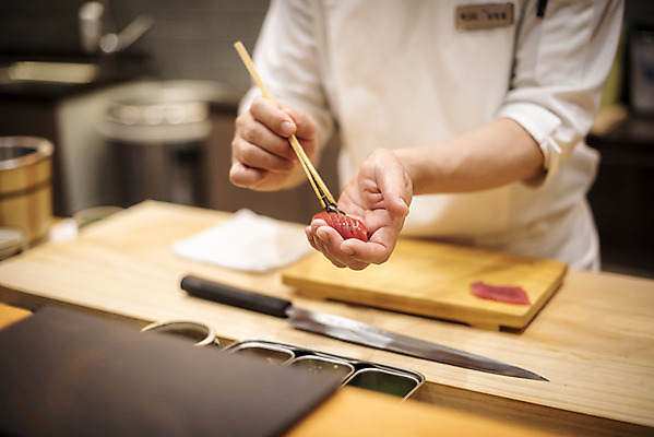포토 1 음식 뷰포인트 중년 모션 도마 사람 동양인 성인 내부 목재 식당 요리사 일본음식 남자한명만 중년남자만 파일형식 붓 들기 한국인 신선 일식집 남자 40대 한명 상반신 초밥 JPG 중년남자한명만 실내 일식요리사 나무도마 만들기 앞모습 오마카세 서기 국내포토