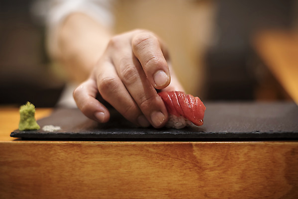 포토 음식 뷰포인트 모션 촬영기법 사람 내부 신체부위 식당 요리사 일본음식 파일형식 손 상반신 옆모습 초밥 신선 일식집 JPG 실내 일식요리사 아웃포커스 오마카세 서기 국내포토