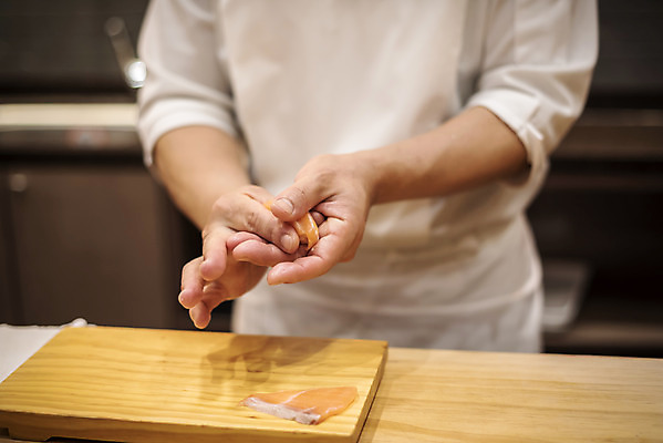 포토 JPG 남자 40대 중년 실내 한명 서기 상반신 앞모습 초밥 한국인 신선 만들기 나무도마 일식요리사 일식집 일본음식 중년남자한명만 오마카세 국내포토 1 음식 뷰포인트 모션 도마 사람 동양인 성인 내부 목재 식당 요리사 남자한명만 중년남자만 파일형식